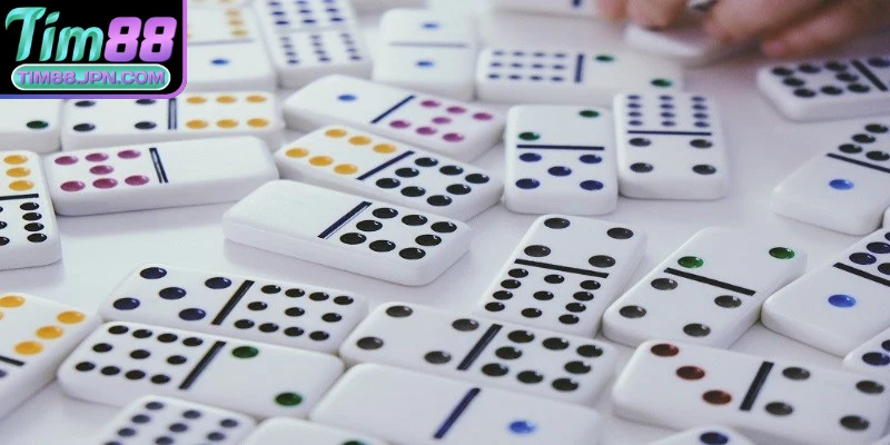 Mỗi ván bài sẽ chia cho người chơi 2 quân bài trong tổng số 32 quân domino