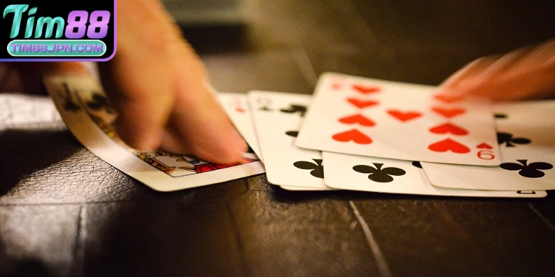 Bet thủ cần tạo tổng của hai lá bài là 10