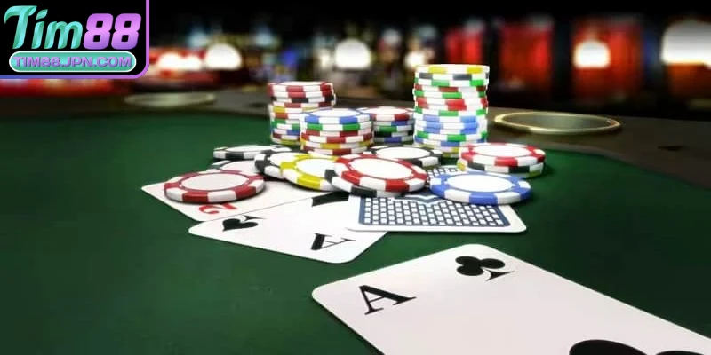 Nếu chỉ còn một người tham gia duy nhất trên bàn, người đó sẽ không cần úp bài